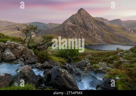 L'Afon Lloer est une rivière de Snowdonia, au nord du pays de Galles, qui coule vers la montagne Tryfan. Banque D'Images