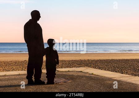 Les sculptures de Colwyn sont une série de sculptures de silhouette en acier situées sur la promenade de Colwyn Bay, au pays de Galles. Banque D'Images