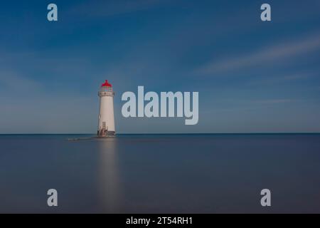 Le phare point of Ayr est un phare du 19e siècle situé sur le côté est de l'estuaire de la Dee, à côté de la plage de Talacre. Banque D'Images