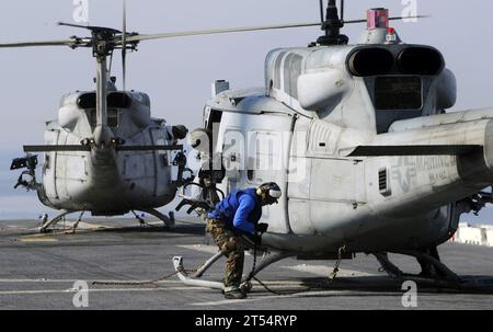 Tremblement de terre, Haïti, HMLA 467, LHD 5, Sabers of Marine Light Attack Helicopter Squadron, Sailor, UH-1n huey, USS Bataan Banque D'Images