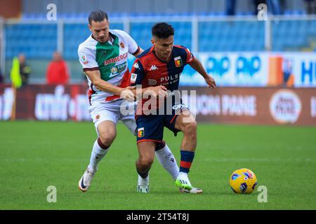 Gênes, Italie. 01 novembre 2023. Coupe d'Italie, 01/11/2023, Genova, Stadio Marassi, sur la photo : Fiamozzi et Galdames pendant Gênes CFC vs AC Reggiana, match de football italien Coppa Italia à Gênes, Italie, novembre 01 2023 crédit : Agence photo indépendante/Alamy Live News Banque D'Images