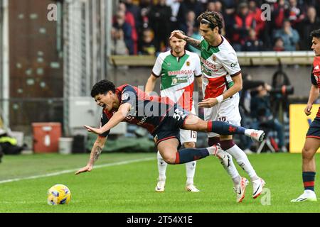 Gênes, Italie. 01 novembre 2023. Lorenzo Libutti pour Reggiana contraste Alan Matturro pour Gênes lors du match de coupe d'Italie Frecciarossa entre Gênes et Reggiana au Stadio Luigi Ferraris, Gênes CFC vs AC Reggiana, match de football italien Coppa Italia à Gênes, Italie, novembre 01 2023 crédit : Independent photo Agency/Alamy Live News Banque D'Images