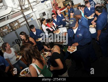 Croisière en famille et entre amis, USS Reuben James (FFG 57) Banque D'Images