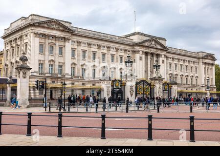 Les touristes affluent devant Buckingham Palace. Londres, Angleterre Banque D'Images