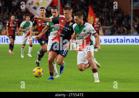 Gênes, Italie. 01 novembre 2023. Coupe d'Italie, 01/11/2023, Gênes, Stadio Marassi, sur la photo : Gudmundsson et Libutti pendant Gênes CFC vs AC Reggiana, match de football italien Coppa Italia à Gênes, Italie, novembre 01 2023 crédit : Agence photo indépendante/Alamy Live News Banque D'Images