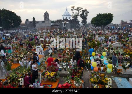 Mexico, Mexique. 2 novembre 2023. Vue générale du cimetière Mixquic de San Andres situé au sud-est de Mexico lors des célébrations du jour des morts, l'une des traditions les plus profondément enracinées au Mexique le 2 novembre 2023 à Mexico, Mexique. (Image de crédit : © Carlos Tischler/eyepix via ZUMA Press Wire) USAGE ÉDITORIAL SEULEMENT! Non destiné à UN USAGE commercial ! Banque D'Images