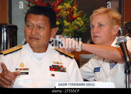 Militaires étrangers, personnes, Philippines, contre-amiral Nora Tyson, Séminaire des hauts dirigeants de la sécurité maritime de l'Asie du Sud-est, vice-amiral Ferdinand Golez Banque D'Images