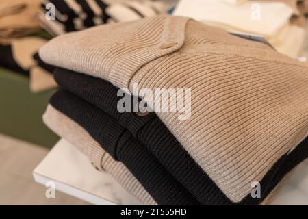vestes en laine fine empilées dans un magasin de vêtements Banque D'Images