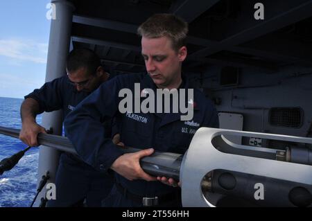 Frégate, canon monté MK 38 25 mm, US Navy, USS Boone (FFG 28), armes Banque D'Images