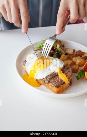 Sandwich ouvert aux œufs et au rôti de bœuf servi dans un café-restaurant. Banque D'Images