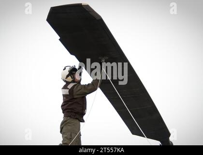 Golden Eagles, hélicoptère, helo, maintenance, Marine Medium Tiltrotor Squadron 162 (renforcé), Marines, Navy, People, U.S. Navy, USS Nassau (LHA 4) Banque D'Images