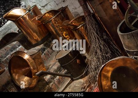 Casseroles et poêles en cuivre à la brasserie de Halve Maan, Bruges Banque D'Images