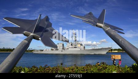 Destructeur de missiles guidés, base interarmées Pearl Harbor-Hickam, Missing Man formation monument, Navy, US Navy, USS Paul Hamilton (DDG 60) Banque D'Images