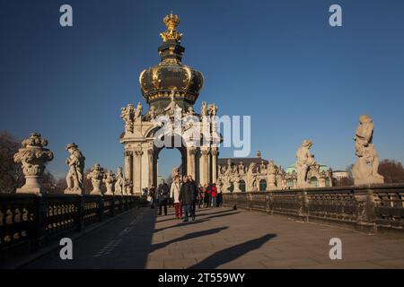 Groupe de touristes traversant la porte Kronentor du palais Zwinger à Dresde Banque D'Images