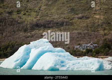 Iceberg détaché du glacier Perito Moreno flottant sur le lac Argentino Banque D'Images