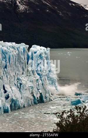 Morceaux de glace du glacier Perito Moreno s'effondrant dans le lac Argentino, Patagonie Argentine Banque D'Images