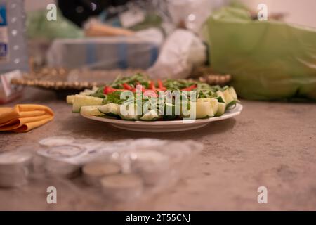 Tranches de concombre fraîches sur une assiette saupoudrée d'herbes Banque D'Images