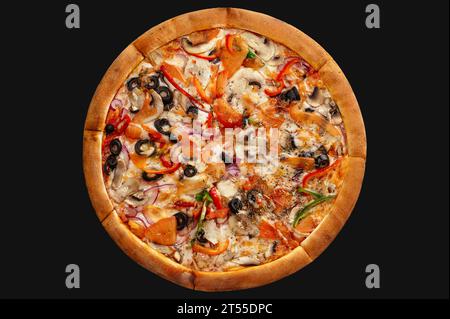 pizza végétarienne italienne avec des légumes sur fond noir Banque D'Images