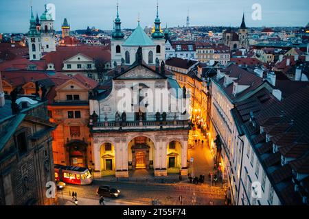 Crépuscule hivernal à Prague, neige, vue panoramique sur le centre-ville Banque D'Images