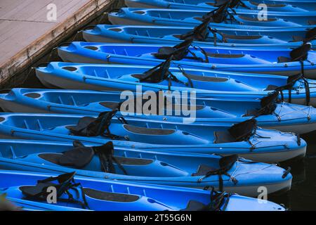 Kayak bleu sur un lac dans Matka Canyon Banque D'Images