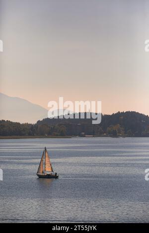 Voilier baigné de soleil sur le lac Ohrid Banque D'Images