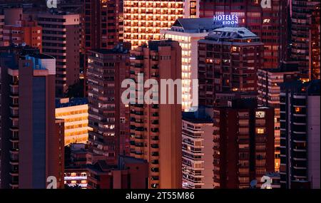 Lumières de balcon sur les gratte-ciel à Benidorm Banque D'Images