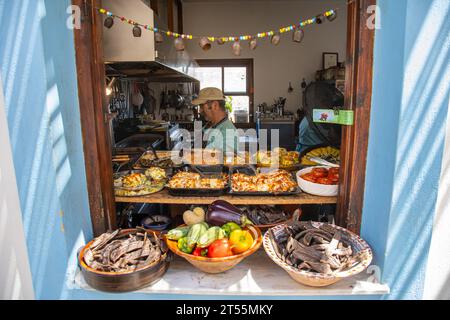 Plats avec de la nourriture comme ils apparaissent en passant dans une ruelle étroite d'Olympos , Karpathos Banque D'Images