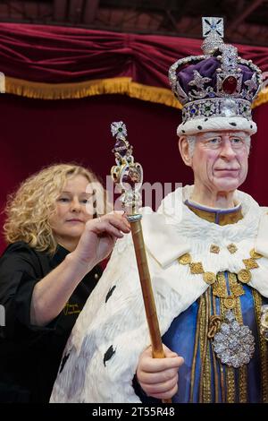 Les touches finales sont appliquées à une figurine de gâteau lifesize du roi Charles III par l'artiste sucrière Emma Jayne de Emma Jayne Cake Design, exposée au salon Cake International au NEC à Birmingham. Date de la photo : Vendredi 3 novembre 2023. Banque D'Images