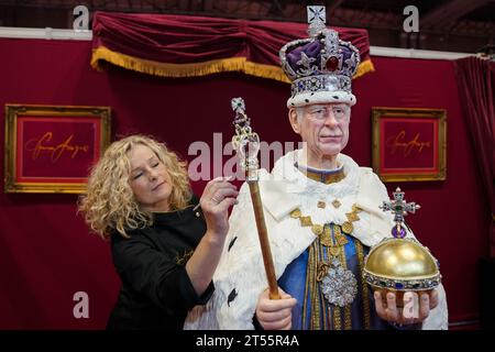 Les touches finales sont appliquées à une figurine de gâteau lifesize du roi Charles III par l'artiste sucrière Emma Jayne de Emma Jayne Cake Design, exposée au salon Cake International au NEC à Birmingham. Date de la photo : Vendredi 3 novembre 2023. Banque D'Images