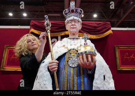 Les touches finales sont appliquées à une figurine de gâteau lifesize du roi Charles III par l'artiste sucrière Emma Jayne de Emma Jayne Cake Design, exposée au salon Cake International au NEC à Birmingham. Date de la photo : Vendredi 3 novembre 2023. Banque D'Images