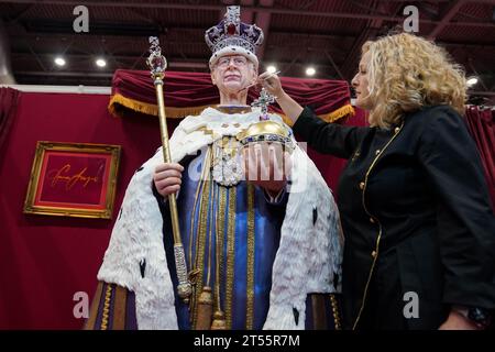 Les touches finales sont appliquées à une figurine de gâteau lifesize du roi Charles III par l'artiste sucrière Emma Jayne de Emma Jayne Cake Design, exposée au salon Cake International au NEC à Birmingham. Date de la photo : Vendredi 3 novembre 2023. Banque D'Images