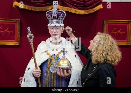 Les touches finales sont appliquées à une figurine de gâteau lifesize du roi Charles III par l'artiste sucrière Emma Jayne de Emma Jayne Cake Design, exposée au salon Cake International au NEC à Birmingham. Date de la photo : Vendredi 3 novembre 2023. Banque D'Images