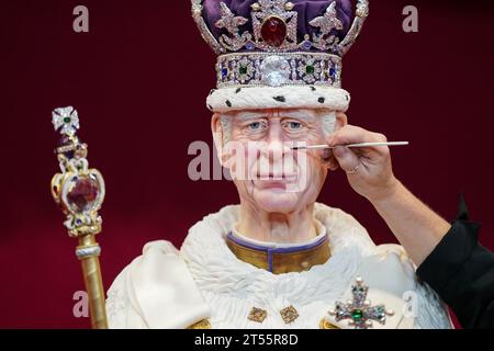 Les touches finales sont appliquées à une figurine de gâteau lifesize du roi Charles III par l'artiste sucrière Emma Jayne de Emma Jayne Cake Design, exposée au salon Cake International au NEC à Birmingham. Date de la photo : Vendredi 3 novembre 2023. Banque D'Images