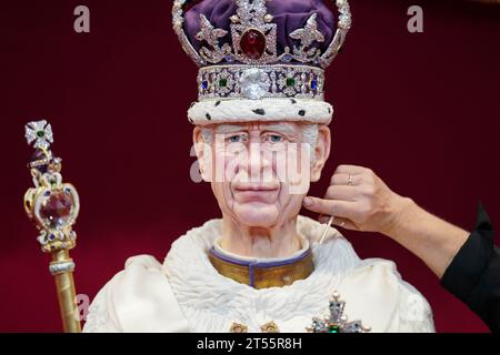 Les touches finales sont appliquées à une figurine de gâteau lifesize du roi Charles III par l'artiste sucrière Emma Jayne de Emma Jayne Cake Design, exposée au salon Cake International au NEC à Birmingham. Date de la photo : Vendredi 3 novembre 2023. Banque D'Images