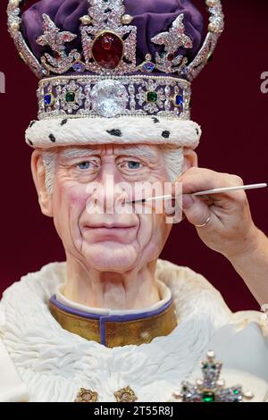 Les touches finales sont appliquées à une figurine de gâteau lifesize du roi Charles III par l'artiste sucrière Emma Jayne de Emma Jayne Cake Design, exposée au salon Cake International au NEC à Birmingham. Date de la photo : Vendredi 3 novembre 2023. Banque D'Images