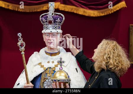 Les touches finales sont appliquées à une figurine de gâteau lifesize du roi Charles III par l'artiste sucrière Emma Jayne de Emma Jayne Cake Design, exposée au salon Cake International au NEC à Birmingham. Date de la photo : Vendredi 3 novembre 2023. Banque D'Images