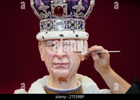 Les touches finales sont appliquées à une figurine de gâteau lifesize du roi Charles III par l'artiste sucrière Emma Jayne de Emma Jayne Cake Design, exposée au salon Cake International au NEC à Birmingham. Date de la photo : Vendredi 3 novembre 2023. Banque D'Images