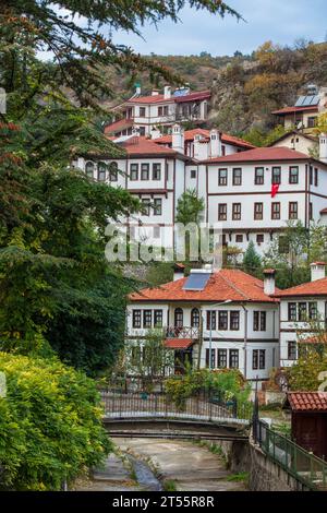 vue longue exposition de la forêt et du ruisseau Banque D'Images