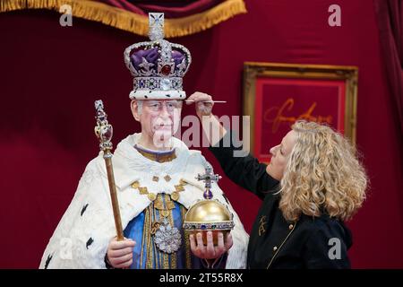 Les touches finales sont appliquées à une figurine de gâteau lifesize du roi Charles III par l'artiste sucrière Emma Jayne de Emma Jayne Cake Design, exposée au salon Cake International au NEC à Birmingham. Date de la photo : Vendredi 3 novembre 2023. Banque D'Images