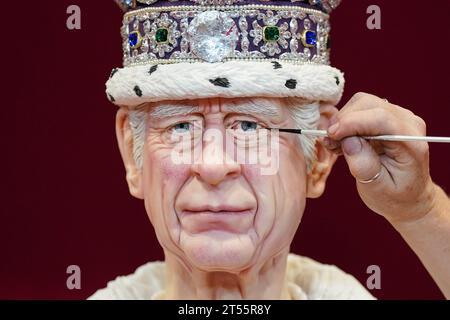 Les touches finales sont appliquées à une figurine de gâteau lifesize du roi Charles III par l'artiste sucrière Emma Jayne de Emma Jayne Cake Design, exposée au salon Cake International au NEC à Birmingham. Date de la photo : Vendredi 3 novembre 2023. Banque D'Images