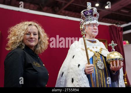 Une figurine de gâteau lifesize du roi Charles III par l'artiste sucrière Emma Jayne de Emma Jayne Cake Design, exposée au salon Cake International au NEC de Birmingham. Date de la photo : Vendredi 3 novembre 2023. Banque D'Images