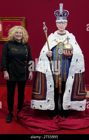 Une figurine de gâteau lifesize du roi Charles III par l'artiste sucrière Emma Jayne de Emma Jayne Cake Design, exposée au salon Cake International au NEC de Birmingham. Date de la photo : Vendredi 3 novembre 2023. Banque D'Images