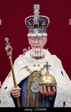 Une figurine de gâteau lifesize du roi Charles III par l'artiste sucrière Emma Jayne de Emma Jayne Cake Design, exposée au salon Cake International au NEC de Birmingham. Date de la photo : Vendredi 3 novembre 2023. Banque D'Images