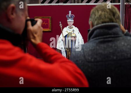 Une figurine de gâteau lifesize du roi Charles III par l'artiste sucrière Emma Jayne de Emma Jayne Cake Design, exposée au salon Cake International au NEC de Birmingham. Date de la photo : Vendredi 3 novembre 2023. Banque D'Images