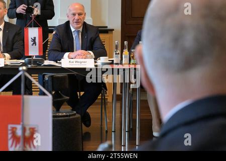 Potsdam, Allemagne. 03 novembre 2023. Kai Wegner (CDU), maire de Berlin, lors de la réunion conjointe du cabinet des États de Berlin et de Brandebourg. Le ministre-président du Brandebourg, Dietmar Woidke (SPD), est flou au premier plan. Crédit : Michael Bahlo/dpa/Alamy Live News Banque D'Images