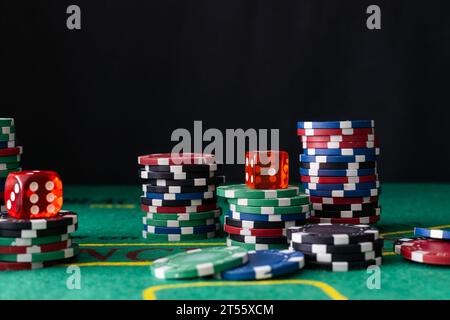 Des piles de jetons de poker avec paire d'as Banque D'Images