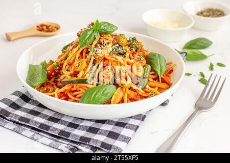 Pâtes spaghetti Pomodoro avec feuilles de basilic frais, fromage et herbes Banque D'Images