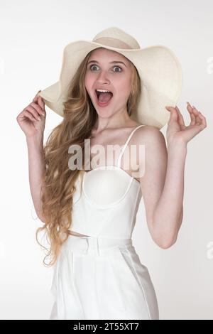 Admiration expression faciale de femme regardée avec la bouche ouverte dans l'étonnement. Portrait d'un jeune modèle féminin adulte Banque D'Images