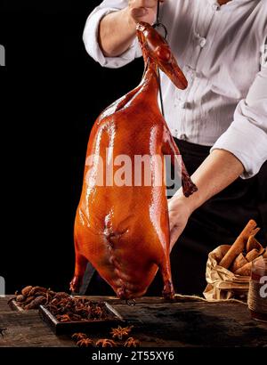 Chef cuisinant traditionnel de hong kong ou cantonais gourmet oie rôtie et flamme Banque D'Images