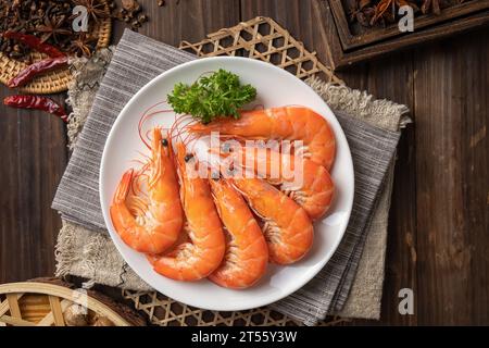 Crevettes à la vapeur (crevettes) avec de l'ail haché，crevettes pochées Banque D'Images